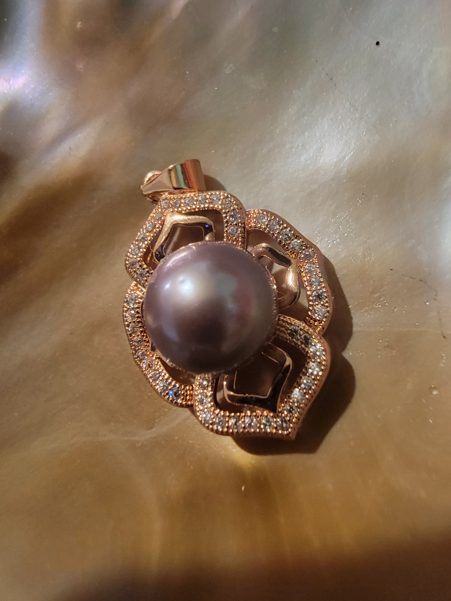 Eddison pearl pendant