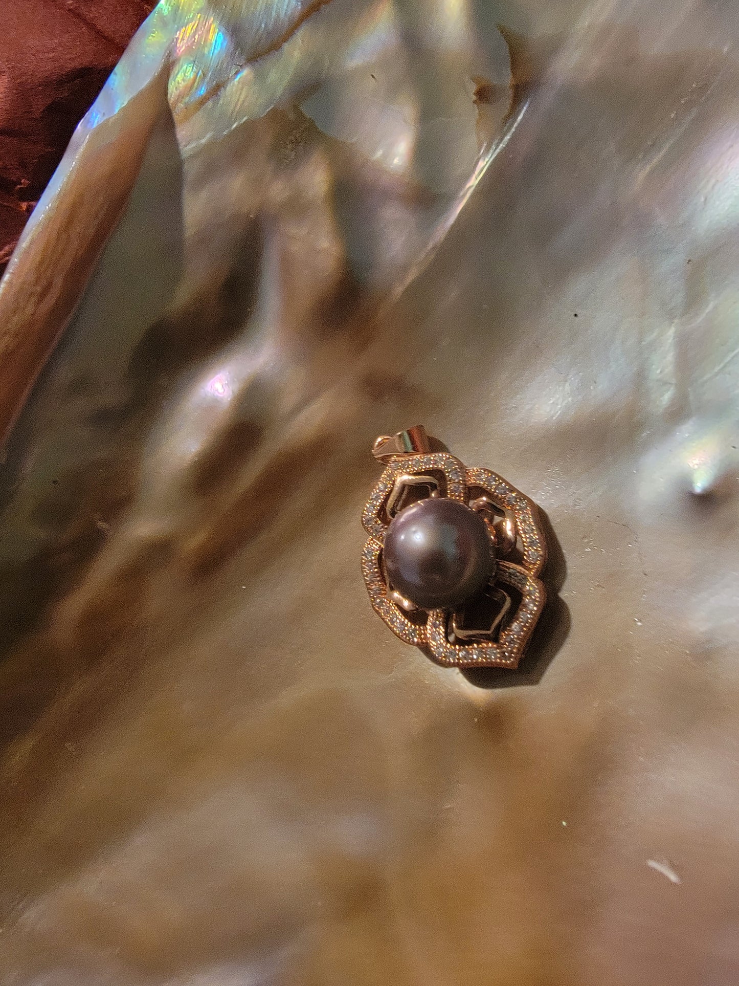 Eddison pearl pendant